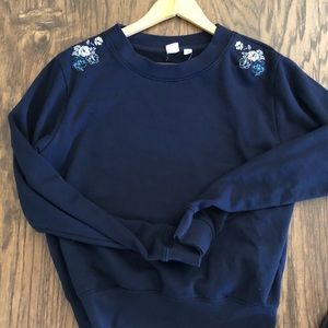 ⚜️3/$20 Gap sweatshirt with embroidered detail